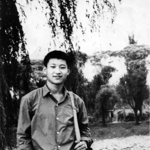 Foto de archivo sacada en 1972 muestra que Xi Jinping, entonces un "joven educado" en el campo, regresa a Beijing para visitar a sus familiares. (Xinhua)