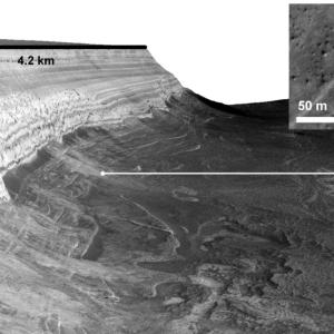 Ilustración del NPLD y bloques de hielo al pie de un escarpe empinado en una vista 3D con una imagen HiRISE adquirida durante el verano.