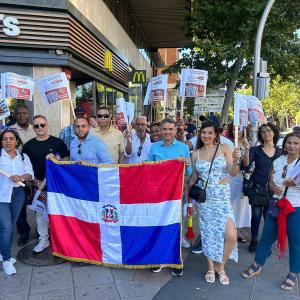 Dominicanos en Madrid protestan contra el aumento de las tasas consulares y servicios en Europa