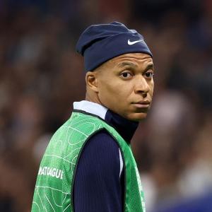 Kylian Mbappe calienta antes del partido de fútbol de ida de la UEFA Nations Leagueentre Francia y Bélgica en el Groupama Stadium en Decines-Charpieu