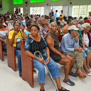 Adultos mayores reunidos en la parroquia San Pío donde recibieron asistencia médica, medicamentos y alimentos por parte del Conape durante un segundo operativo.