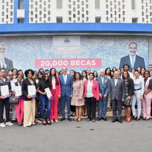 Alumnos reciben becas del Mescyt para estudiar en el extranjero.