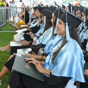 Parte de los 824 alumnos que se graduaron como nuevos profesionales de la UNPHU.