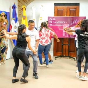 Personas bailando bachata