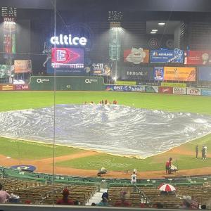 La lona que cubre el terreno del estadio Quisqueya Juan Marichal durante el partido entre Gigantes y Leones.