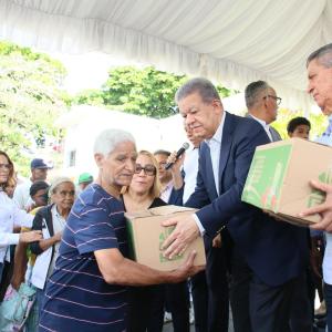 Leonel Fernández en la acostumbrada entrega de cajas navideñas.