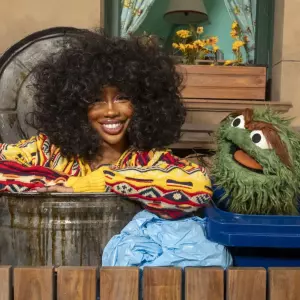 Esta imagen publicada por Sesame Workshop muestra a la cantante SZA, a la izquierda, con el personaje muppet Oscar the Grouch en el set de "Sesame Street".