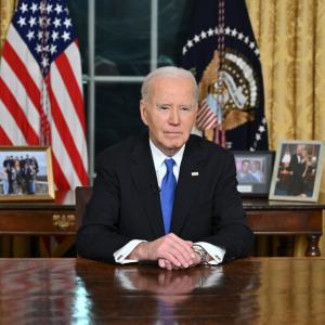 El presidente estadounidense Joe Biden observa después de pronunciar su discurso de despedida a la nación desde la Oficina Oval de la Casa Blanca en Washington, DC, el 15 de enero de 2025.