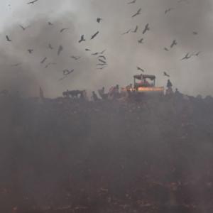 Humo en un vertedero de basura en Ahmedabad, en India.