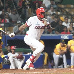 Sócrates Brito conecta un hit contra las Águilas.
