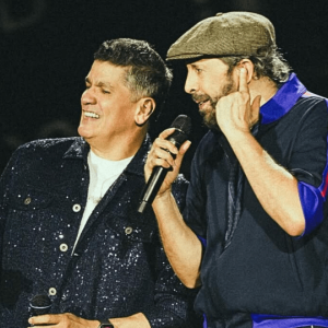 Eddy Herrera y Juan Luis Guerra durante la coronación de lso reyes del Carnaval de Barranquilla