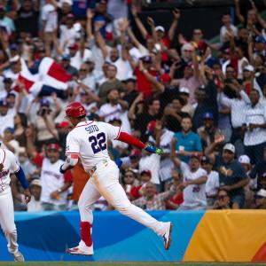 Juan Soto se dispone a saludar al coach de primera Julio Borbón cuando hacía el recorrido de las bases tras dar un descomunal jonrón entre left-center ante Detroit.