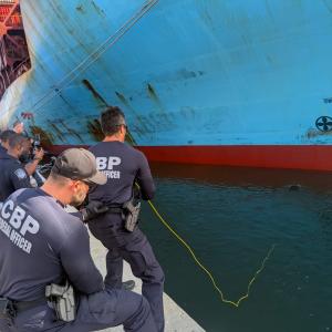 Un equipo de Aduanas y Protección Fronteriza de Estados Unidos (CBP, en inglés) durante la demostración a periodistas latinoamericanos en Port Everglades, Florida.