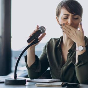 Son muchas las causas que llevan a la disfonía. Por eso, cuando la alteración de la voz se da de manera prolongada o repetida en el tiempo, es aconsejable visitar al médico.