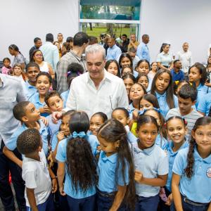 El presidente Luis Abinader realizó un recorrido por la Feria Regional del Libro Santiago 2026