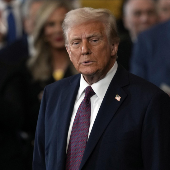 El presidente Donald Trump hace una pausa mientras pronuncia su discurso inaugural durante la 60.ª ceremonia de investidura presidencial en la Rotonda del Capitolio de Estados Unidos en Washington, el lunes 20 de enero de 2025.
