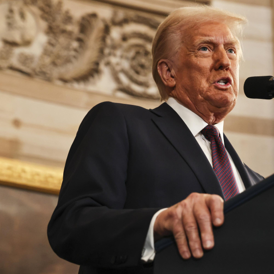El presidente Donald Trump habla durante la toma de posesión presidencial en el Capitolio de Estados Unidos en Washington, el lunes 20 de enero de 2025.