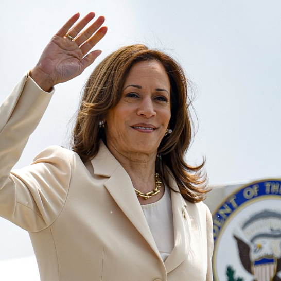 La vicepresidenta estadounidense Kamala Harris saluda mientras embarca en el Air Force Two en el aeropuerto internacional de Indianápolis, Indiana, el 24 de julio de 2024