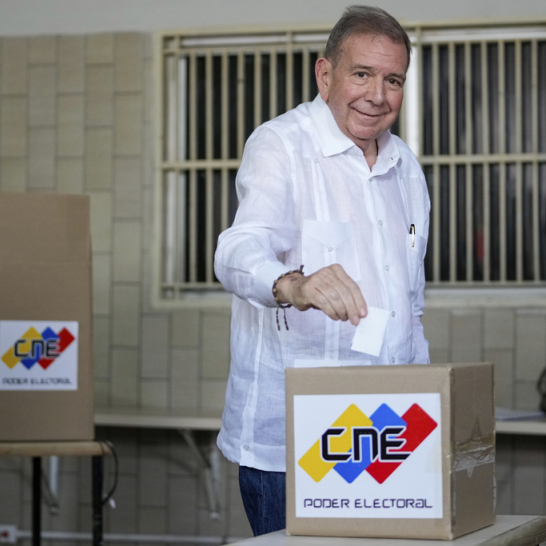 El candidato presidencial de la oposición, Edmundo González, vota durante las elecciones presidenciales en Caracas, Venezuela, el domingo 28 de julio de 2024