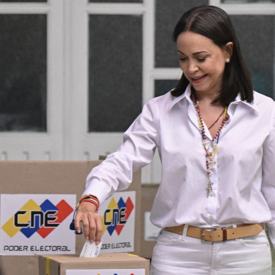 La líder opositora venezolana María Corina Machado deposita su voto durante las elecciones presidenciales, en Caracas el 28 de julio de 2024