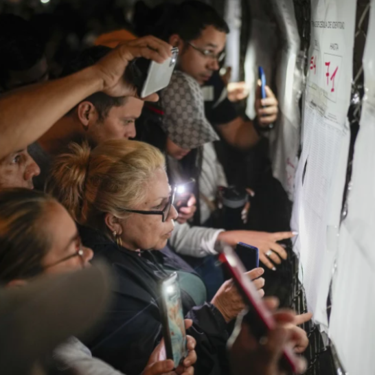 Los votantes consultan las listas electorales antes de la apertura de las urnas para las elecciones presidenciales en Caracas, Venezuela, el domingo 28 de julio de 2024 (AP Foto/Matías Delacroix)