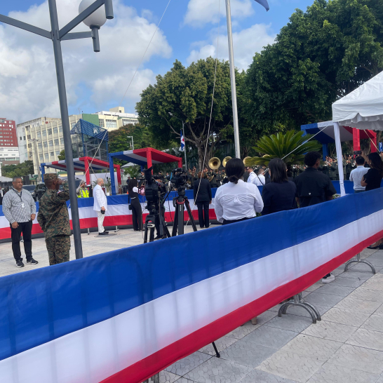 Militares entonan las notas del himno nacional a las afueras del Teatro Nacional.