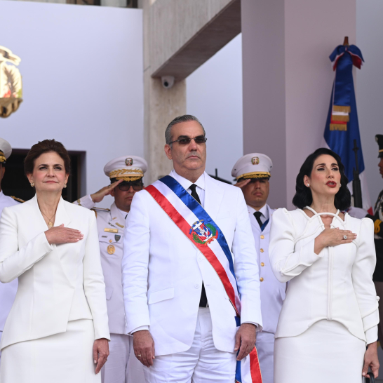 El presidente Luis Abinader junto a Raquel Arbaje y la vicepresidenta Raquel Arbaje, al llegar a la toma de posesión para segundo gobierno.