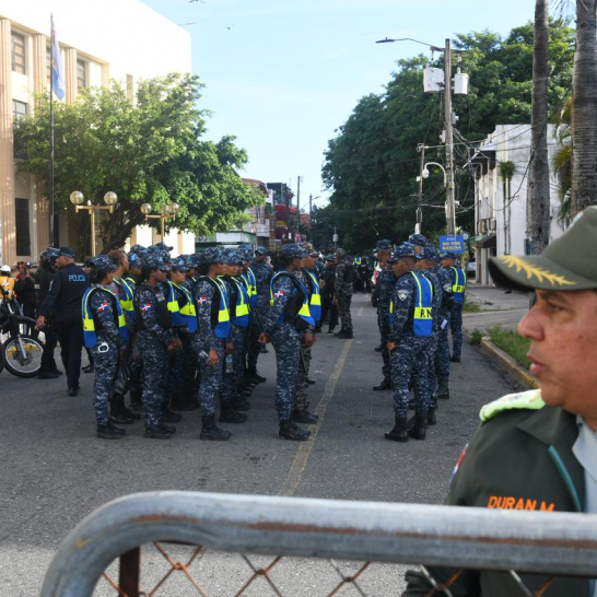 Agentes de la Policía frente al Palacio de Justicia