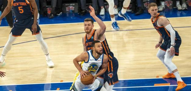 Stephen Curry, de los Warriors, busca ir hacia el canasto ante la defensa de Isaiah Hartenstein, de los Knicks, en el partido de la NBA.