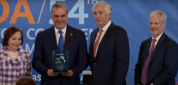 El presidente Luis Abinader recibiendo el premio Chairman's Award for Leadership in the Americas.