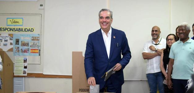 Fotografía muestra a presidente Luis Abinader ejerciendo su voto en las elecciones generales 2024.
