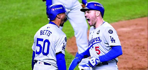 Mookie Betts y Freddie Freeman celebran luego de que los Dodgers empataron el juego a cinco carreras.