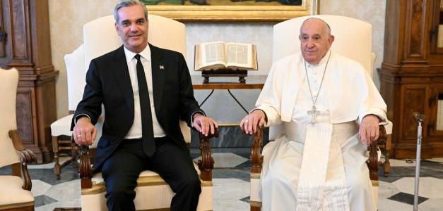 El Papa Francisco y el presidente Luis Abinader en una reunión privada en marzo de 2024.