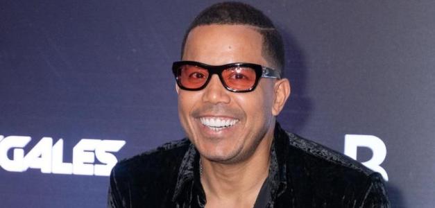 Vladimir Dotel durante el encuentro de prensa, el 11 de noviembre 2025. El artista celebra los 30 años del grupo musical dominicano Ilegales.