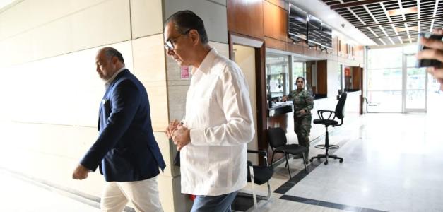 Santiago Hazim y su abogado Miguel Valerio dentro del edificio de la Procuraduría General de la República