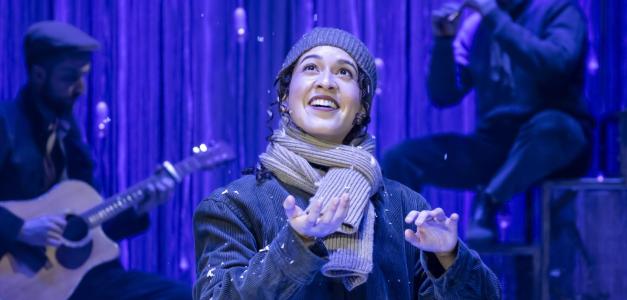 La actriz y cantante Annabelle Aquino en la obra musical "La Sirenita", que se presenta el Watermill Theatre en Inglaterra.