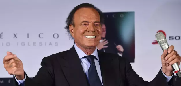 Julio Iglesias.