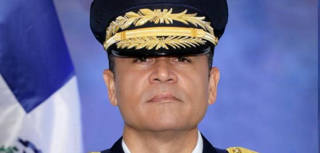 El mayor general Cruz Cruz cuenta con una amplia trayectoria dentro de la institución, caracterizada por el desempeño en áreas estratégicas de control, supervisión y gestión interna.