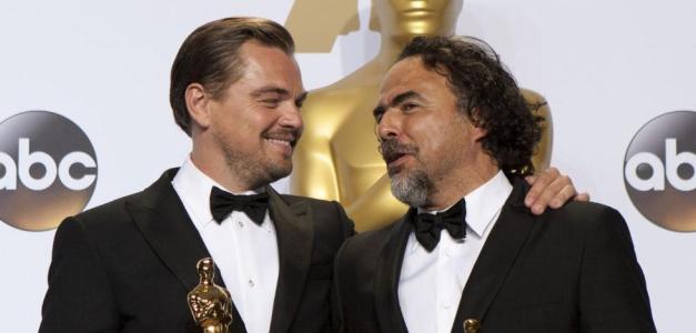 El actor Leonardo DiCaprio y el director Alejandro González Iñárritu posan con sus premios Óscar a Mejor Actor y Mejor Director por El Renacido en la sala de prensa durante la 88.ª edición de los Premios Óscar en el Hotel Loews Hollywood el 28 de febrero de 2016 en Hollywood, California.