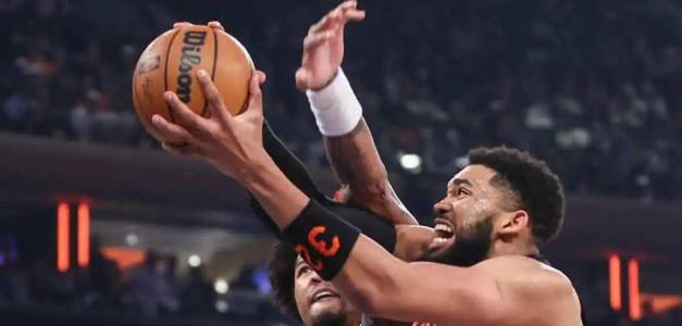 Karl Towns busca anotar dos puntos en el choque que los Knicks se impusieron a los Sixers.