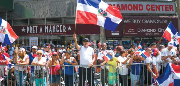 Orgullosos. Cuando menos 7,500 dominicanos, ondeando la bandera tricolor de la nación, participaron ayer en el tradicional Desfile Dominicano en Nueva York, occasión cuando abuchearon al alcalde la de la ciudad, Bill de Blasio, por llamar a un boictot contra su país.