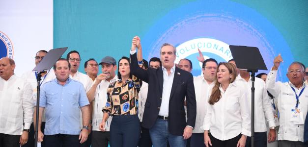 Luis Abinader celebra en la casa nacional del PRM la victoria en las elecciones primarias del PRM
