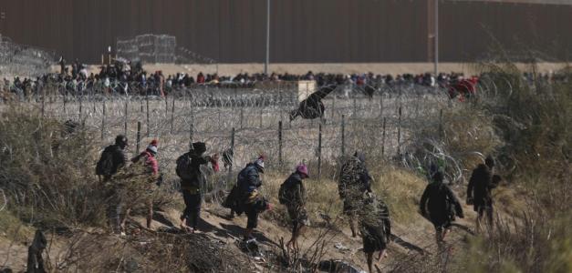 Los migrantes llegan a la frontera entre México y Estados Unidos