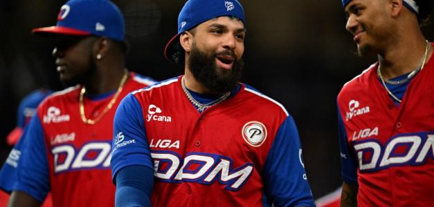Michael de la Cruz y Sergio Alcántara celebran pase del conjunto dominicano a la final de la Serie del Caribe.