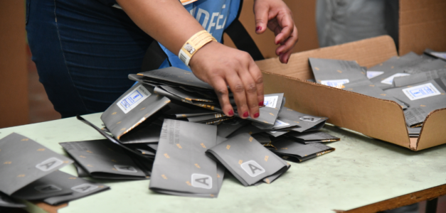 Boletas electorales mientras eran preparadas para el conteo de los votos en las elecciones municipales