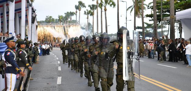 Desfile militar y policial por motivo a la Independencia Nacional.