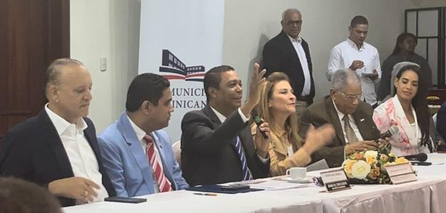 Presidente de la Liga Municipal Dominicana (LMD), Víctor de Aza junto a la alcaldesa del Distrito Nacional, Carolina Mejía