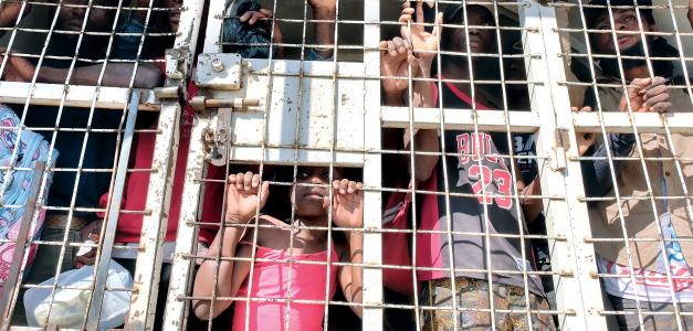 Ilegales haitianos a bordo de una unidad de Migración después de su arresto durante la ejecución de operativos en sectores de Santo Domingo.