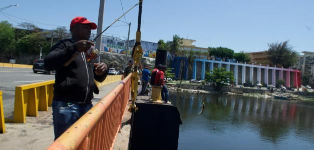 Pesca en el río Ozama en Santo Domingo Este