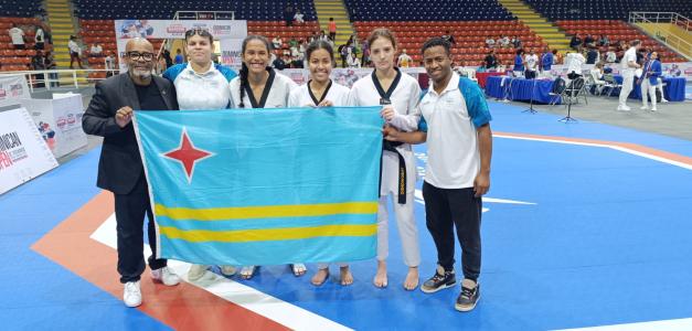 Teofilo Rodríguez Evangelista junto a la selección femenina de Aruba que acaba de participar en el Campeonato Panam y el Dominican Open de Taekwondo.